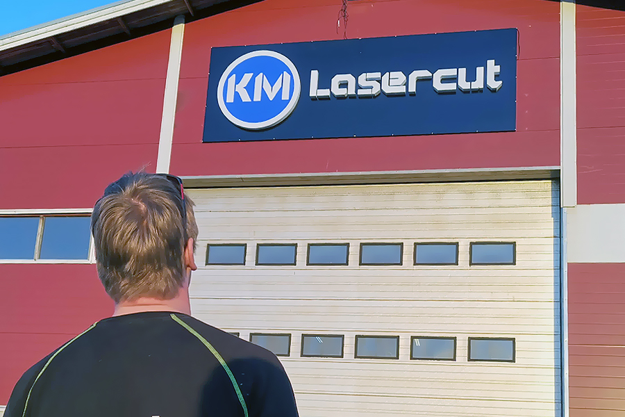 VALAISTUT 3D-KOHOKIRJAIMET: 3d_laatikkokirjaimet_logokyltti.jpg